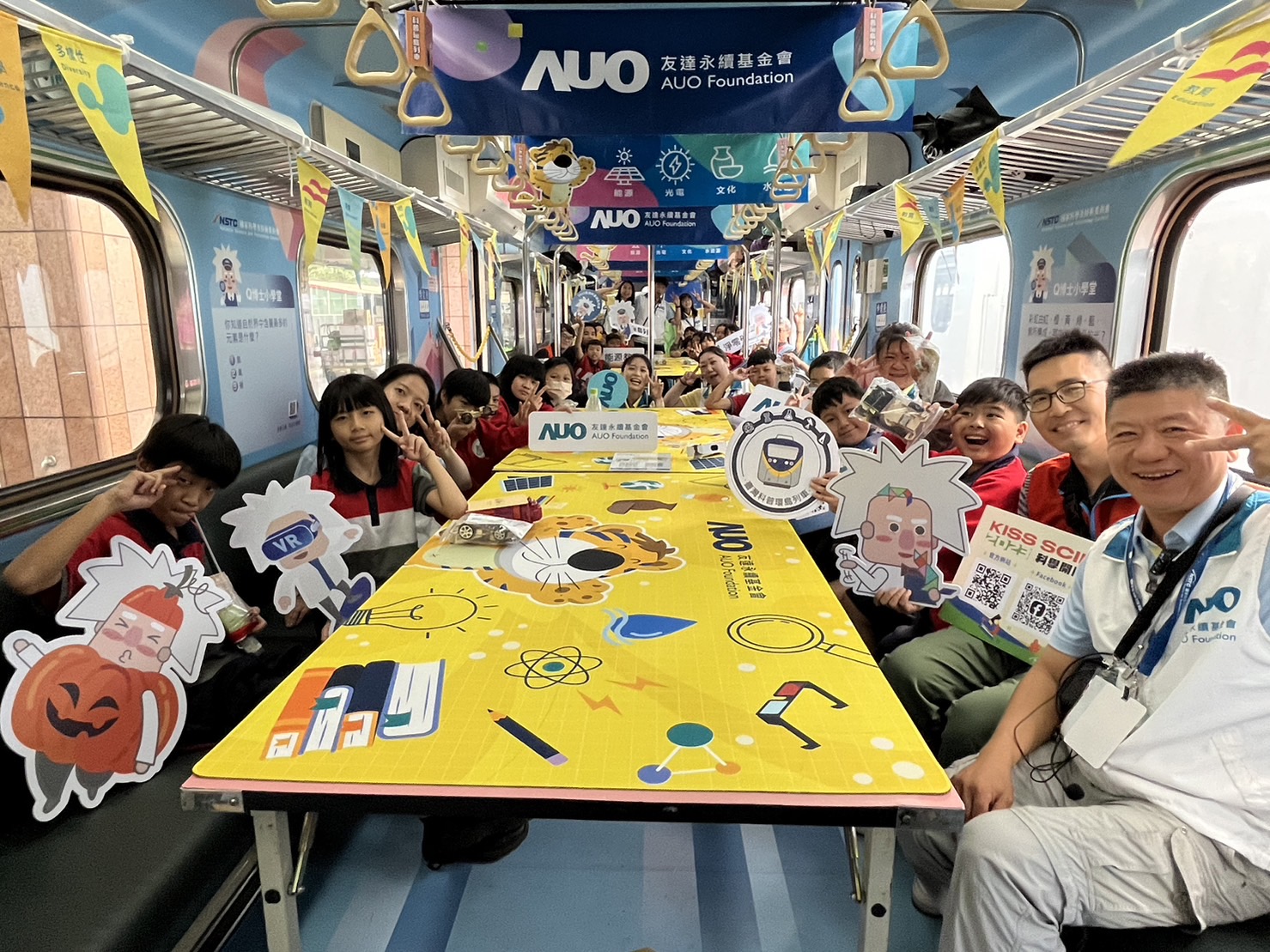 DB真人永續基金會參與「臺灣科普環島列車」，設計基礎科學車廂課程，以「淨零碳排和永續能源」為主題，讓學生透過創意實驗認識淨零知識，以及思考生活中的減碳行為